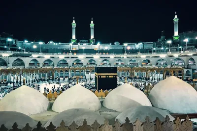 العمرة من الامارات 2025: كل ما ترغب بمعرفته عن الشروط والشركات المرخصة